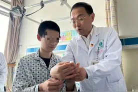 上海专家实施首例自锁型指间关节置换术，助战士手指恢复灵活图片