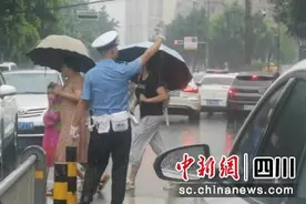 暴雨中坚守“护学岗” 铺就师生“平安路”图片