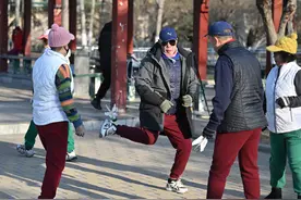 （体育）全民健身——天津大爷 冬练“三九”图片