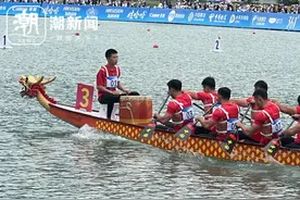 决胜时刻“鼓”舞人心 中国龙舟男队15岁少年鼓手不简单图片