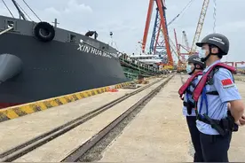 平潭边检站保障利比里亚铁矿工程船舶通关图片