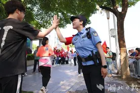 湖北3万余警力高考首日暖心“陪考”图片