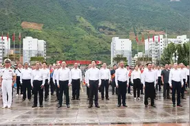 怒江州举行庆祝新中国成立75周年升国旗仪式图片