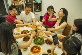 邀请百位陌生人来家里吃饭图片