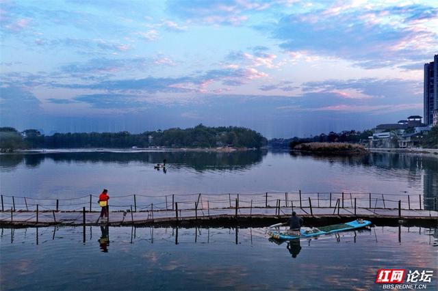 霞光漫过浮桥，桂林的黄昏温柔得不讲道理