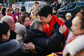 DNA确认！成都小伙被拐23年，除夕前终回家团圆图片