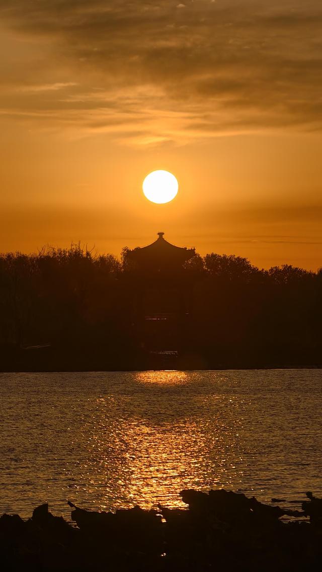 奇观！今早北京的天空出现“彩虹”，你看到了吗？
