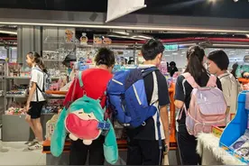 快评丨青少年热衷“买谷子”，不必用猎奇的眼光去看待图片