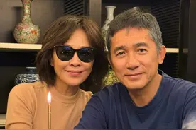 刘嘉玲59岁生日晒与梁朝伟合影，网友：梁朝伟白头发好多！图片