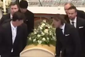 名帅埃里克森葬礼昨日举行，贝克汉姆现身大教堂送别图片