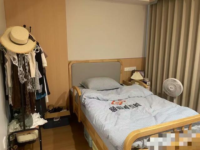 27岁女生月租1500元住进养老院