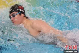 2024年游泳世界杯上海站开赛   潘展乐首尝100米混合泳图片