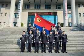 警徽闪耀，别样“警”彩！图片