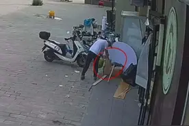 女体育老师一眼看穿行窃男子，一路将他追进河里！还是警察给救上来的图片