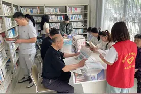 嘉鱼县簰洲湾镇：品味书香 阅享美好图片