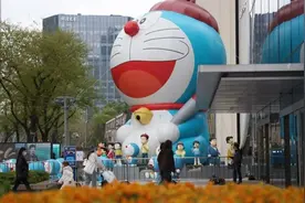 “哆啦A梦”展开幕，北京夫妇打“飞的”来看展，一买就是7000多元周边图片