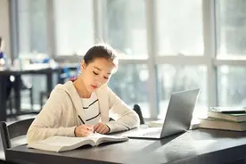 大学生上课能不能用电脑？“一刀切”禁止并不是好办法图片