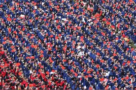 武大毕业典礼上，雷军没来她来了！图片