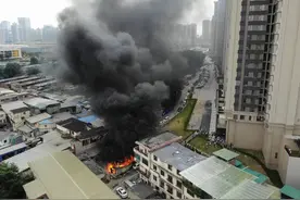 贵阳一废品站起火，火势“直逼”附近居民楼！图片