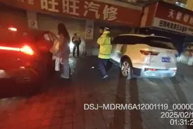 两女子有驾照却让无证朋友开车，遇交警查车朋友吓得爬到后座：车辆秒变无人驾驶撞门面图片