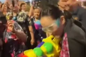 泰国总理佩通坦参加泼水节活动，戴护目镜拿水枪和民众滋水图片