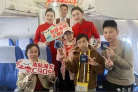 南航C909武汉起飞，乘务员全是湖北人图片