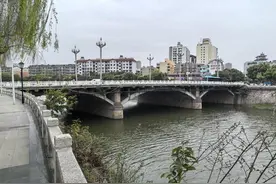 四川44岁外卖员凌晨救人牺牲，饿了么：授其“侠义蓝骑士”称号，将尽所能帮助其家庭图片