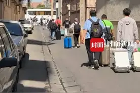 从伊朗撤侨同胞乘免费大巴抵达阿塞拜疆 大使馆领事和侨领在边境口岸迎接图片