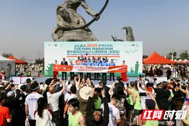 岳阳楼杯2025岳阳马拉松暨中国田径协会10公里精英赛（岳阳站）半程马拉松项目颁奖仪式举行图片