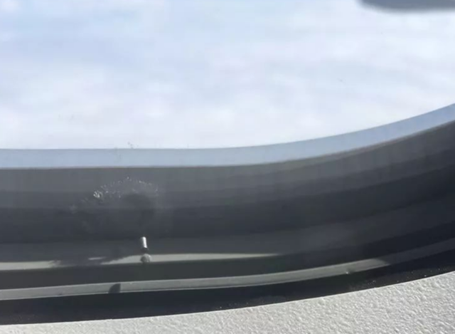 飞机舷窗上竟然有个小洞！这真的不会影响安全性吗？
