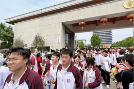 2025高考第一场考试结束，考生们陆续走出考场图片