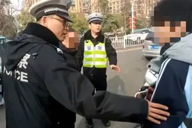 漯河：骑车低头玩手机，酿事故图片