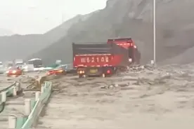 伊犁果子沟发生泥石流，当地连夜抢通道路，芦草沟镇：还有降雨，前往景区需注意安全图片