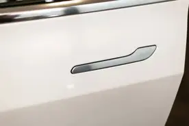 规范汽车隐藏式门把手，科技美学不能牺牲安全 | 新京报快评图片