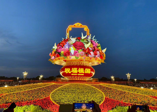 天安门广场大花篮亮灯 观花人如潮