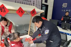 “幼”见民警，万事“粥”全，萌娃进警营送祝福啦！图片