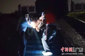 广东肇庆鼎湖公安警员“公主抱”救下轻生女子图片