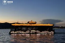 今夏西湖首次开放登岛夜游，游客登上三潭印月岛惊呼“好美”图片