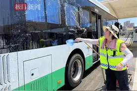 公交车“美容师”雷静：顶着酷暑“梳妆打扮”，只为车辆“靓丽”上路图片