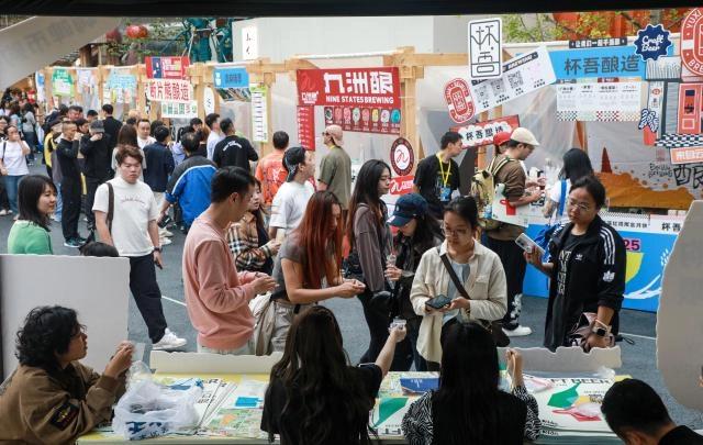 观山湖国庆首日人气爆棚：省博排长队，阿云朵仓碰杯声不断