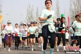 宁夏贺兰山东麓开启春日奔跑图片