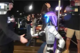 美国网红带中国产机器人上街，回头率爆表！该企业制造的春晚同款机器人已上线网购店铺，最高售价65万元图片