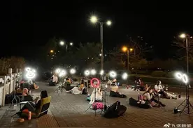 网红扎堆大桥直播调查：被指像丐帮，有主播称最高月入十万图片