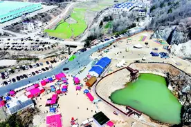 金寨县：废弃矿坑变身露营基地图片