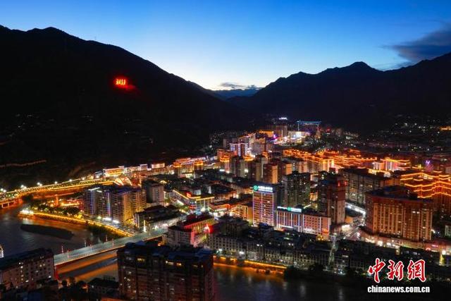 西藏昌都夜幕下的江河城景
