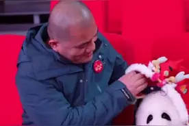 谭爷爷带着“花花”去现场看春晚图片