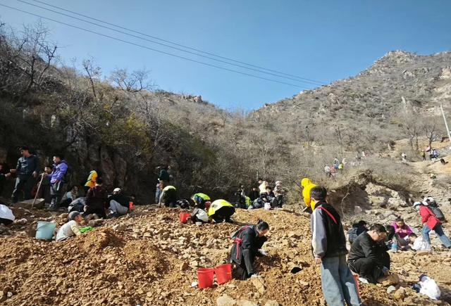 “矿坑美学”何以成新宠——郑州非景点打卡地走红的背后