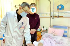 男孩从楼梯摔下，父母扑过去接娃双双摔骨折图片