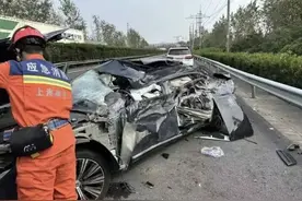 痛心！上海绕城高速3车相撞致2死2伤，拥堵一度超过8公里，现场画面曝光→图片