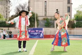 废旧材料变身时尚服饰 芜湖这所小学上演创意环保时装秀图片